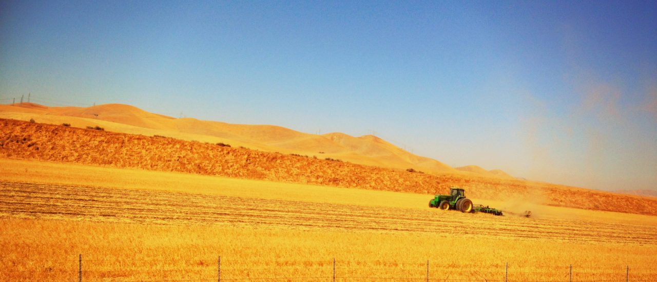 Bald zieht er wohl einsam seine Runden. Der führerlose Traktor ist dank Big Data schon heute Realität. Foto: Tilling the Fields CC BY 2.0 | Kathy Zinn | flickr.com