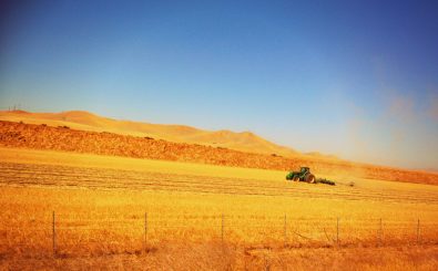 Bald zieht er wohl einsam seine Runden. Der führerlose Traktor ist dank Big Data schon heute Realität. Foto: Tilling the Fields CC BY 2.0 | Kathy Zinn | flickr.com