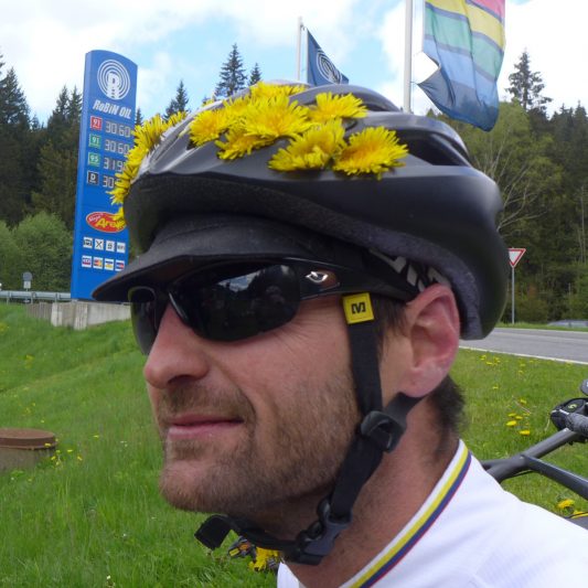 Jens Klötzer - vom TOUR-Magazin verschönert seinen Helm manchmal mit Blumen