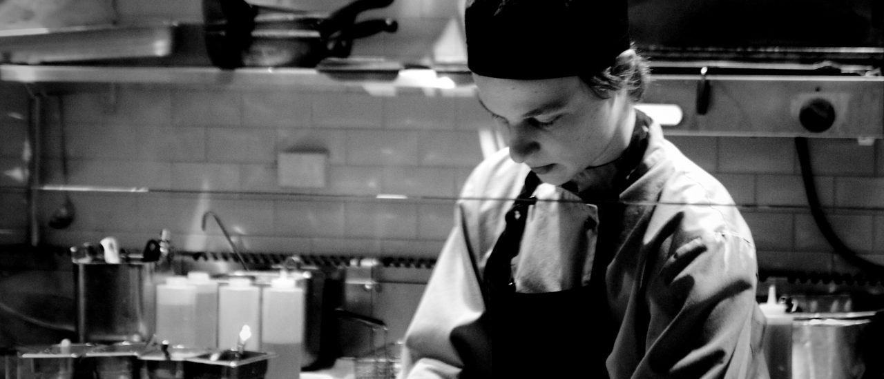 In der Gastronomie sieht es selten so aus wie in den Fernsehküchen von Jamie Oliver oder Horst Lichter. Jugendliche haben deswegen häufig ein falsches Bild vom Beruf des Kochs. Foto: chef CC BY 2.0 | Olle Svensson | Flickr.com