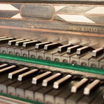 Tastatur eines Cembalos aus dem Museum für Musikinstrumente der Universität Leipzig. Das Instrument wird bei Veranstaltungen gespielt.