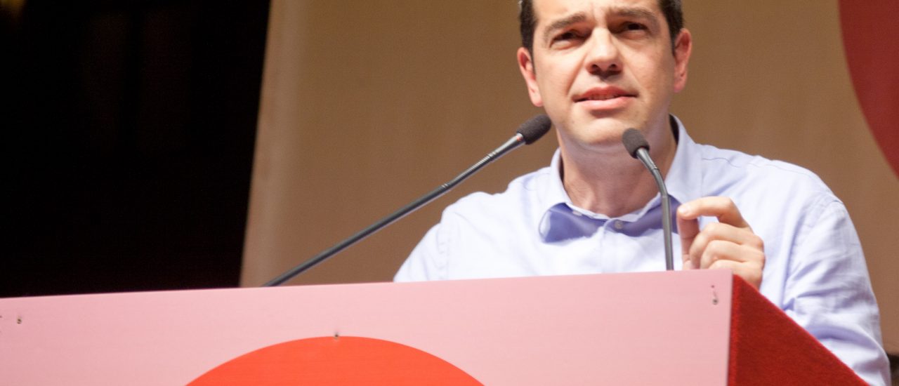 Alexis Tsipras bekommt zwar eine zweite Chance. Doch es bleibt keine Zeit zu feiern. Neben der Finanzkrise erwarten ihn Herausforderungen wie Defizite im Bildungsystem und die Flüchtlingskrise. Foto: Alexis Tsipras a Bologna CC BY-ND 2.0 | Filippo Riniolo | flickr.com