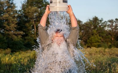 Kalte Dusche für den guten Zweck: Je länger die Ice Bucket Challenge lief, desto aufwändiger werden die Videos. Foto: Mission Accomplished – ALS Ice Bucket Challenge CC BY 2.0 | Anthony Quintano | Flickr.com