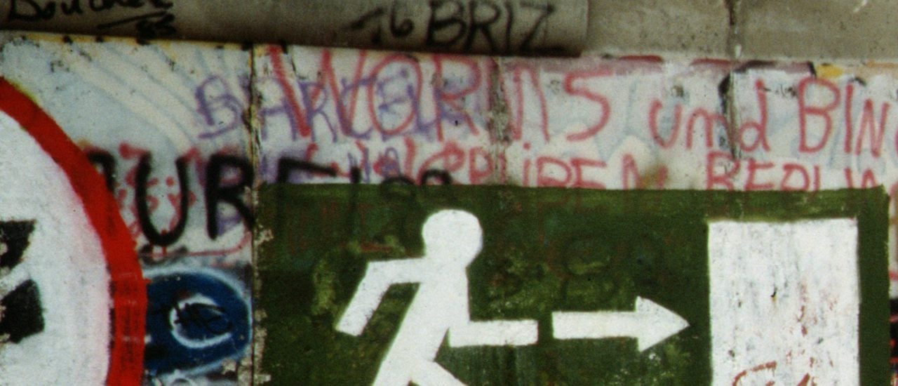 Die Berliner Mauer hat viele DDR-Bürger aufgehalten, deshalb waren organisierte Fluchthelfer enorm wichtig. Foto: Berlin 1989, Fall der Mauer, Chute du mur CC BY-SA 2.0 | Raphael Thiemard
