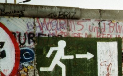 Die Berliner Mauer hat viele DDR-Bürger aufgehalten, deshalb waren organisierte Fluchthelfer enorm wichtig. Foto: Berlin 1989, Fall der Mauer, Chute du mur CC BY-SA 2.0 | Raphael Thiemard