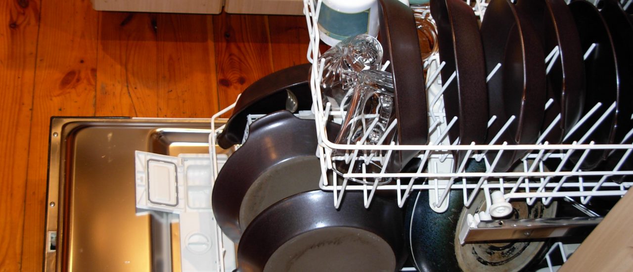 Der Geschirrspüler ist fertig – und irgendwie nichts so richtig sauber geworden. Woran liegt das? Foto: Dishwasher with dishes.JPG CC BY-SA 2.0 | Piotrus | Wikimedia.org
