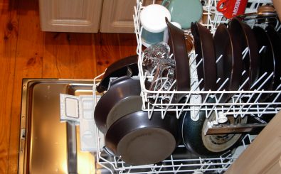Der Geschirrspüler ist fertig – und irgendwie nichts so richtig sauber geworden. Woran liegt das? Foto: Dishwasher with dishes.JPG CC BY-SA 2.0 | Piotrus | Wikimedia.org