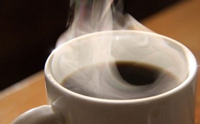 Ein moderater Kaffeekonsum schadet nicht, sondern reduziert das Risiko für gleich mehrere Krankheiten. Foto: coffee steam 2 CC BY 2.0 | waferboard | flickr.com