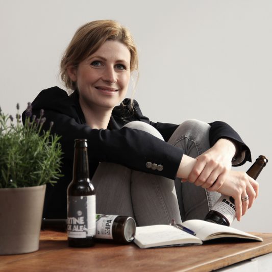  Nina Anika Klotz - ist Journalistin, betreibt das Bier-Magazin "Hopfenhelden" und ist selbst Biersommeliere.