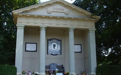 Ihr Name steht zwar drauf, doch ob Lady Di wirklich auf der „Insel der Tränen“ ruht wird bezweifelt. Foto: Auf der Insel (rechts) wurde Lady Diana begraben, im Hintergrund ist die Gedenkstätte zu sehen. Kenneth Allen | Wikipedia.org