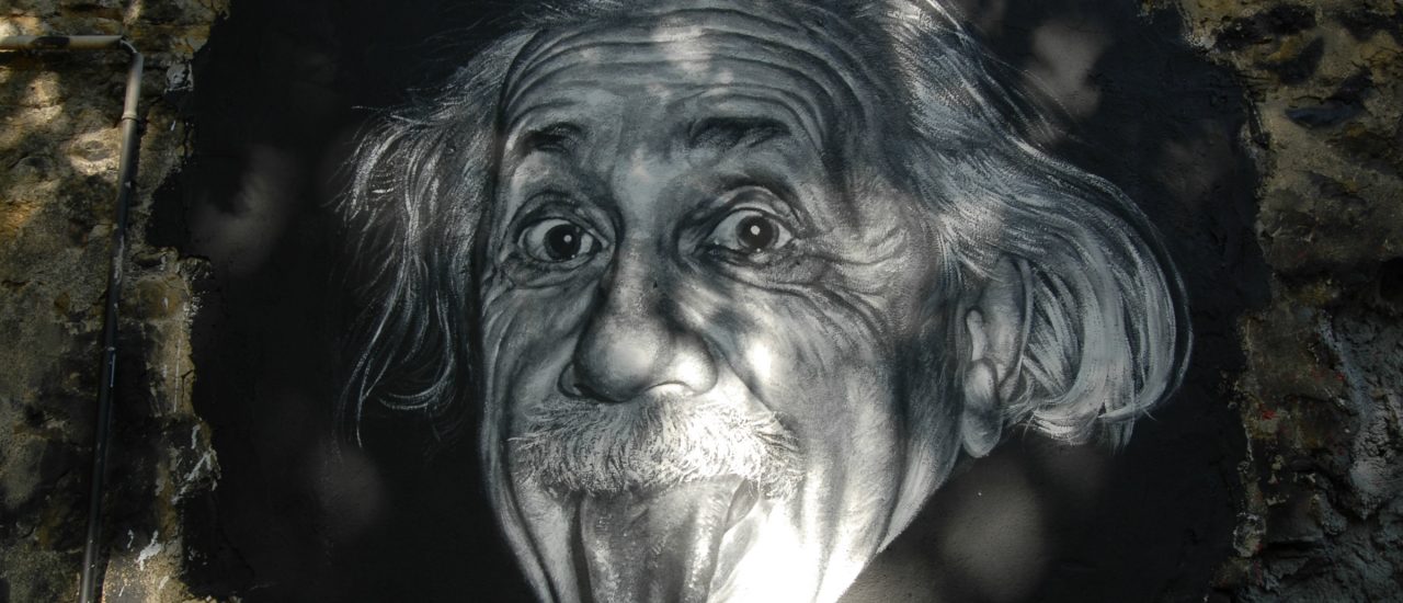 Das ikonische Bild von Einstein als Graffiti. Wem er wohl die Zunge herausstreckt? Vielleicht dem Mainstream der Physik zu Beginn des 20. Jahrhunderts? Jedenfalls revolutionierte er das physikalische Weltbild. Foto: Albert Einstein painted portrait _DDC9392 / credit: CC BY 2.0 | thierry ehrmann / flickr.com