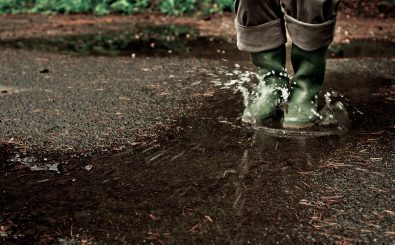 Ein weiterer Universal-Tipp für das Herbst-Schmuddel-Wetter: Gummistiefel. Foto: selfportrait: 08/003 – Wasser – Pfützenspringen CC BY-ND 2.0 | Andreas Nadler | flickr.com