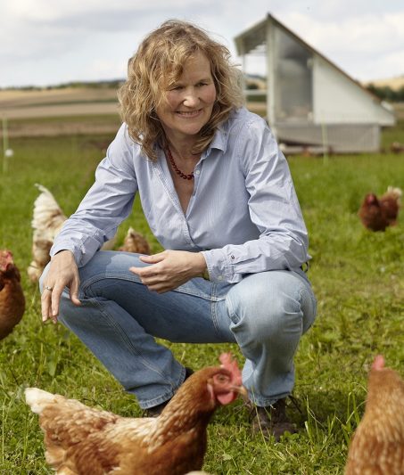 Iris Weiland - verkauft das "Hühnermobil" an Landwirte. 