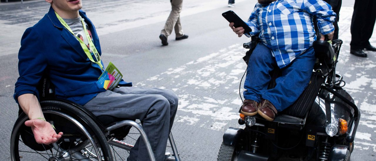 Raúl Krauthausen (rechts) setzt sich mit seinem Verein „Sozialhelden“ für Menschen mit Behinderung, Inklusion und den Abbau von Vorurteilen ein. Foto: re:publica 2015 – Tag 1 / Credits: re:publica/Jan Zappner CC BY-SA 2.0 | re:publica/Jan Zappner / flickr.com