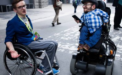 Raúl Krauthausen (rechts) setzt sich mit seinem Verein „Sozialhelden“ für Menschen mit Behinderung, Inklusion und den Abbau von Vorurteilen ein. Foto: re:publica 2015 – Tag 1 / Credits: re:publica/Jan Zappner CC BY-SA 2.0 | re:publica/Jan Zappner / flickr.com