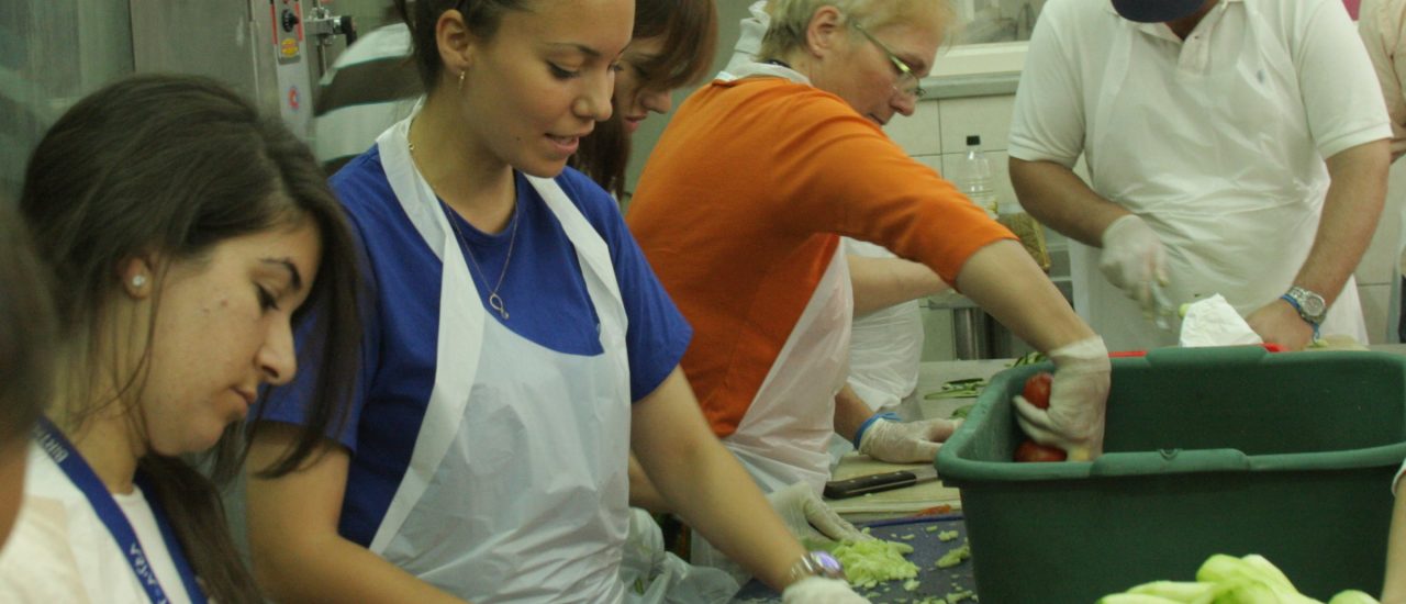 Ehrenamtliche Helfer in einer Suppenküche. Foto: Israel – Soup Kitchen 9. CC BY 2.0 | Ben Faulding / flickr.com