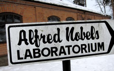Wegweiser in Karlskoga beim Alfred Nobel Museum.