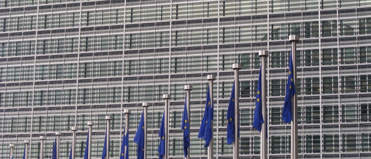DIe Europäische Kommission hat die europaweiten Bedingungen für kleine und mittlere Unternehmen verglichen. Wie schneiden die Mitgliedsstaaten ab? Foto: Flags and offices CC BY-SA 2.0 | Kristina D.C. Hoeppner / flickr.com