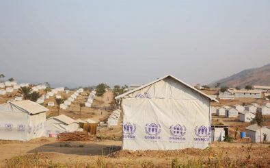 Eins von vielen Flüchtlingscamps des UNHCR – die Camps stehen zwar, doch das Geld, um die Flüchtlinge darin zu versorgen, wird knapp. Foto: UNHCR refugee hut / Credits: MONUSCO / Abel Kavanagh CC BY SA 2.0 | Abel Kavanagh / flickr.com