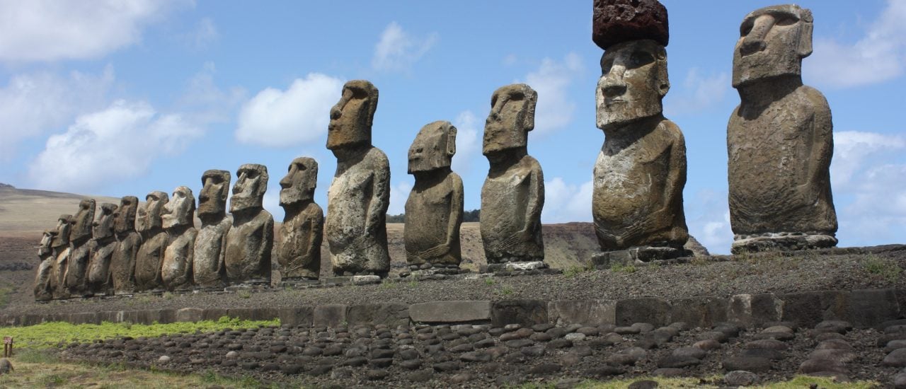 Die Moai stehen auf der Osterinsel, die geographisch zu Chile gehört. Foto: Easter Island, Ahu Tongariki. Foto: Easter Island, Ahu Tongariki / credit: CC BY 2.0 | Arian Zwegers / flickr.com