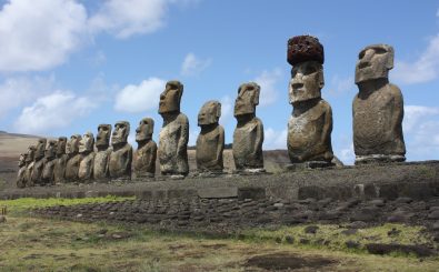 Die Moai stehen auf der Osterinsel, die geographisch zu Chile gehört. Foto: Easter Island, Ahu Tongariki. Foto: Easter Island, Ahu Tongariki / credit: CC BY 2.0 | Arian Zwegers / flickr.com