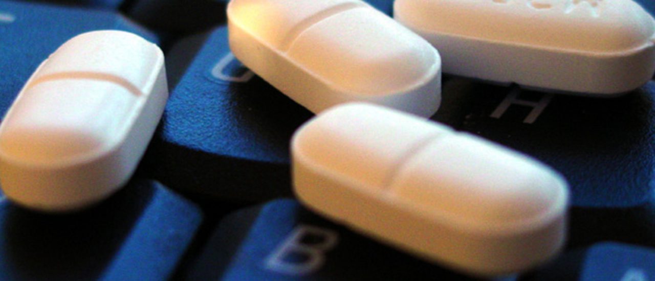 Für manche die beste Medizin: Krankheiten im Internet googlen. Foto: Pills CC BY-SA 2.0 | mattza / flickr.com