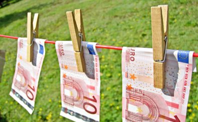 Mit Geld sorgsam umgehen – das scheint Jugendlichen immer schwerer zu fallen. Foto: Money Laundering – Euros/ credit: CC BY 2.0 | Images Money / flickr.com