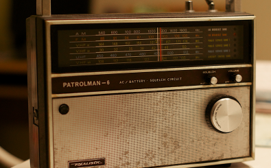 Herkömmliche Radios können die Mittelwelle, meist als AM für Amplitudenmodulation abgekürzt, noch empfangen. Ab 2016 ist damit zumindest in Deutschland Schluss. Foto: Dad’s Radio. CC BY 2.0 | Alan Levine / flickr.com