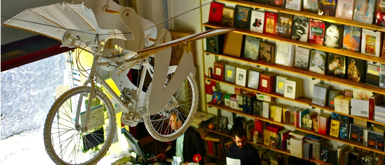 Im Buchladen ist es möglich: Fliegende Fahrräder. Foto: Ler Devagar (Slow reading) bookshop, Lisbon Factory, Alcantara, Lisbon, Portugal. CC BY 2.0 | Pedro Ribeiro Simões