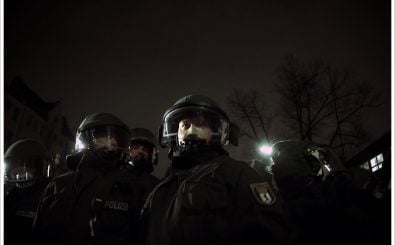 Die Härte der Polizei gegen Demonstranten wird immer wieder kritisiert. Symbolbild: Berliner Bereitschaftspolizisten in Kreuzberg. Foto: Polizei CC BY-SA 2.0 | Montecruz Foto / flickr.com