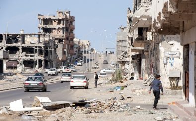Schon während des Bürgerkriegs ist die Stadt Sirte stark zerstört worden. Nun herrschen dort Truppen des Islamischen Staats. Foto: ECHO/DDG – Mine clearance Sirte CC BY-ND 2.0 | European Commission DG ECHO / flickr.com
