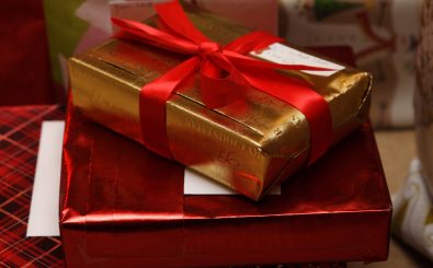 Wenn die Geschenke erst einmal eingewickelt sind, kann das Weihnachtsfest beginnen. Foto: More Presents! CC BY SA 2.0 | Aaron Jacobs | flickr.com