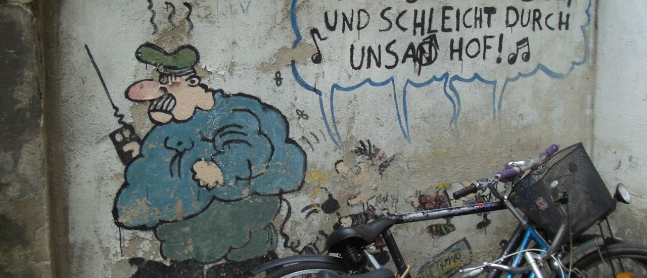Konflikte zwischen Polizei und Anwohnern sind nicht neu. Hier ein älteres Graffiti aus der Straße. Foto: kob CC BY 2.0 | m.a.r.c. / flickr.com