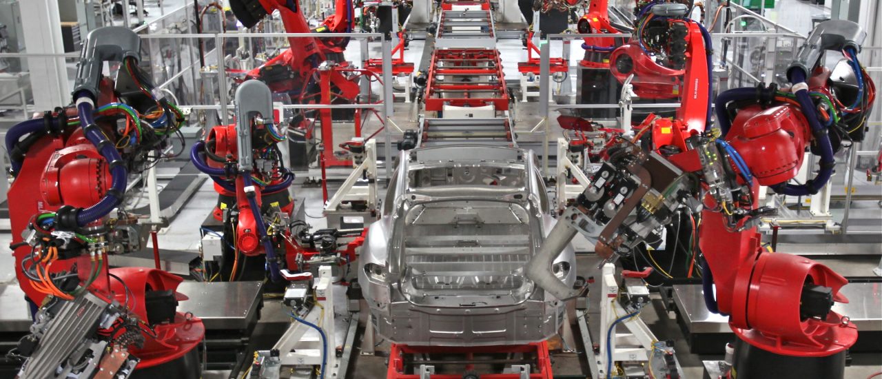 Die Industrie braucht immer weniger Arbeitskräfte zur Produktion. Roboter prägen das Bild in den Werkhallen – und arbeiten effizienter und kostengünstiger. Foto: Tesla Robot Dance. CC BY 2.0 | Steve Jurvetson / flickr.com