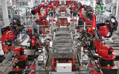 Die Industrie braucht immer weniger Arbeitskräfte zur Produktion. Roboter prägen das Bild in den Werkhallen – und arbeiten effizienter und kostengünstiger. Foto: Tesla Robot Dance. CC BY 2.0 | Steve Jurvetson / flickr.com