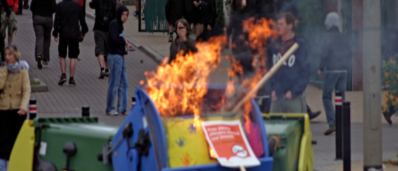 Foto: burning barricade | CC BY 2.0 | Fabian Bromann / flickr.com