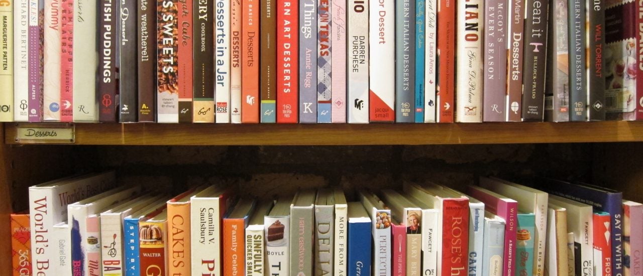 Bücher einfach ins Regal stellen. Geht es auch ein bisschen eleganter? Foto: Books for Cooks. CC BY 2.0 | Sela Yair / flickr.com