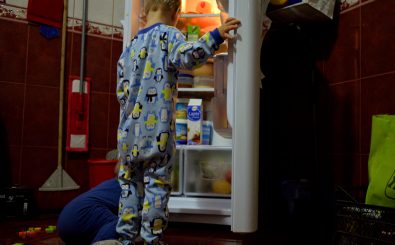 Nicht alles, was sich im Kühlschrank befindet, sollte in die Hände kleiner Kinder geraten. Foto: We’re Hungry. CC BY 2.0 | Jake Simpson / flickr.com