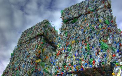 PET-Flaschen sind in Entwicklungsländern ein großes Müllproblem. Dabei sind Plastikflaschen ein hervorragendes Baumaterial. Foto: Petrecycling CC BY SA 2.0 | Martin Abegglen