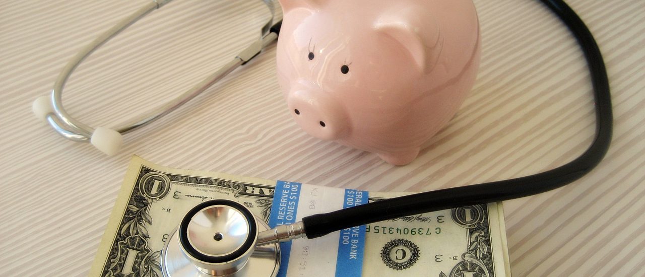 Ein höherer Zusatzbeitrag bei zwei Dritteln der gesetzlichen Krankenkassen sorgt dafür, dass viele Sparschweine im Januar kränkeln. Foto: Health Care Costs/ http://401kcalculator.org CC BY-SA 2.0 | 401(K) 2012 / flickr.com