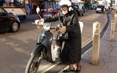 Diese ältere Dame hat entschieden, dass Rollerfahren kein Risiko für sie ist, oder sie muss dieses Risiko gezwungenermaßen eingehen… Foto: Biker / credit: CC BY 2.0 | Kamyar Adl | flickr.com