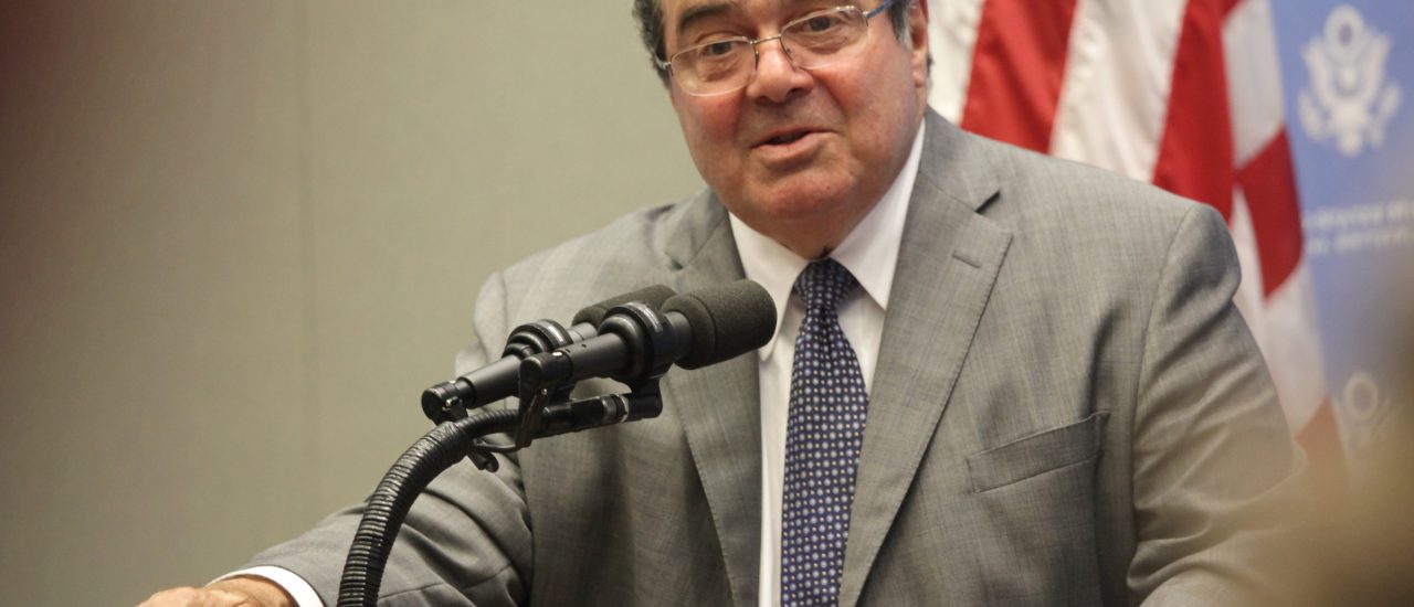 Foto: Justice Antonin Scalia Speaks with Staff at the U.S. Mission in Geneva | Eric Bridiers / flickr.com (CC BY-ND 2.0)
