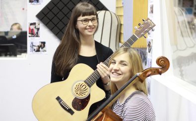 Siv Jakobsen und Cellistin Katerina haben vor ihrem Konzert in Leipzig im detektor.fm-Studio Halt gemacht.