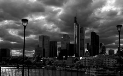 Foto: Frankfurt am Main – Dark clouds coming up over banking district | CC BY 2.0 | Picturepest | flickr.com.