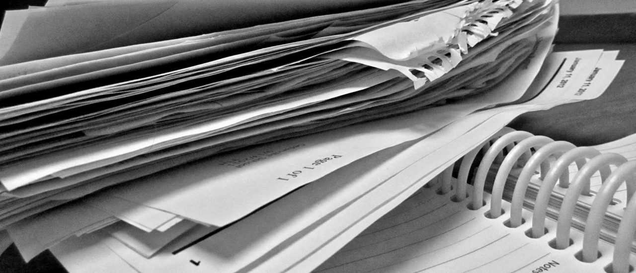 Organisiertes Chaos? Das meiste Papier auf unserem Schreibtisch kann eigentlich direkt in den Müll. Foto: Organized Chaos? CC BY 2.0 | Kate Ter Haar | flickr.com