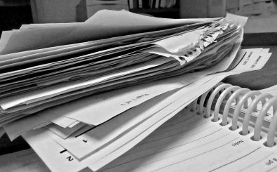 Organisiertes Chaos? Das meiste Papier auf unserem Schreibtisch kann eigentlich direkt in den Müll. Foto: Organized Chaos? CC BY 2.0 | Kate Ter Haar | flickr.com