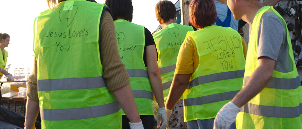 Freiwillige Helfer wie hier in Ungarn unterstützen die Flüchtenden auf ihrem Weg nach Mittel- und Nordeuropa. Foto: Röszke 2015 CC BY-SA 2.0 | Peter Tkac / flickr.com