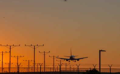 Als Flugkurier kann man theoretisch die ganze Welt bereisen. Ein schöner Nebeneffekt ist dabei, dass man dafür sogar bezahlt wird. Wichtige Voraussetzungen sind dabei Zuverlässigkeit und terminliche Unabhängigkeit. Foto: Landing LAX at Sunset | CC BY 2.0 | Glenn Beltz | flickr.com