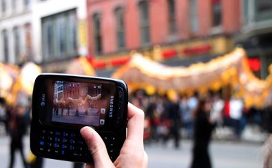 Aufnehmen geht noch, aber ein Video bei 56 KBit/Sekunde irgendwo hochladen, wird zur Geduldsprobe. Foto: Chinese New Year Smartphone CC BY-ND 2.0 | Mr.TinDC / flickr.com