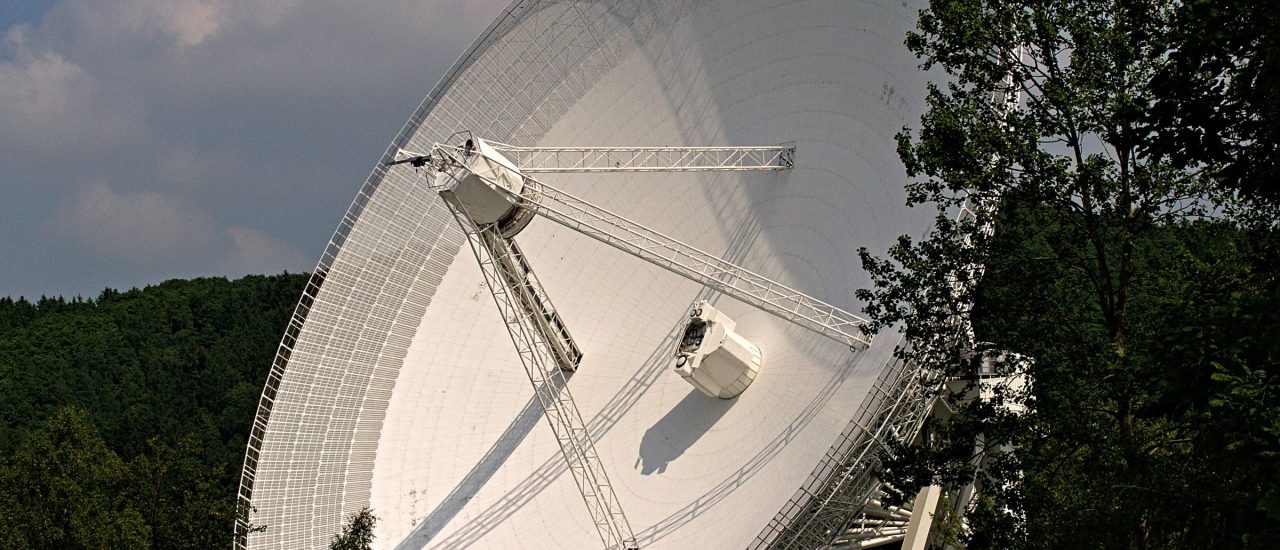 Mit großen Radioteleskopen, wie diesem in Effelsberg, können Radioblitze beobachtet werden. Foto: Radioteleskop Effelsberg CC BY-SA 2.0 | Frank Weber / flickr.com